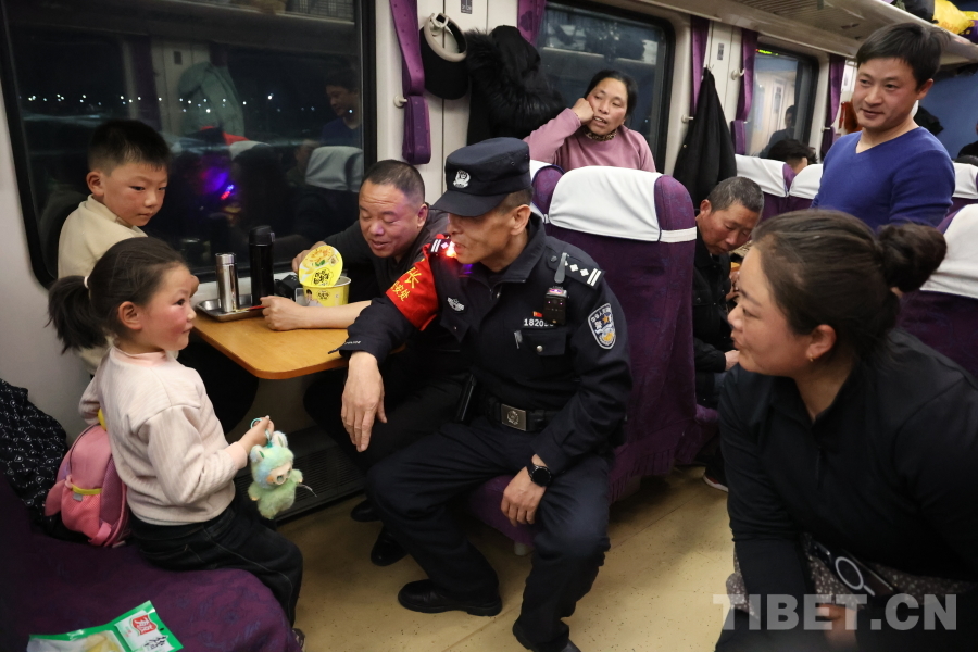 【新春走基层】唐古拉山下的春运守护者